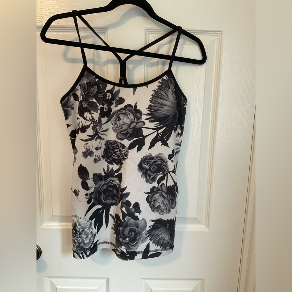 Lululemon top.  Beautiful print. VGUC size 8 although can’t see number